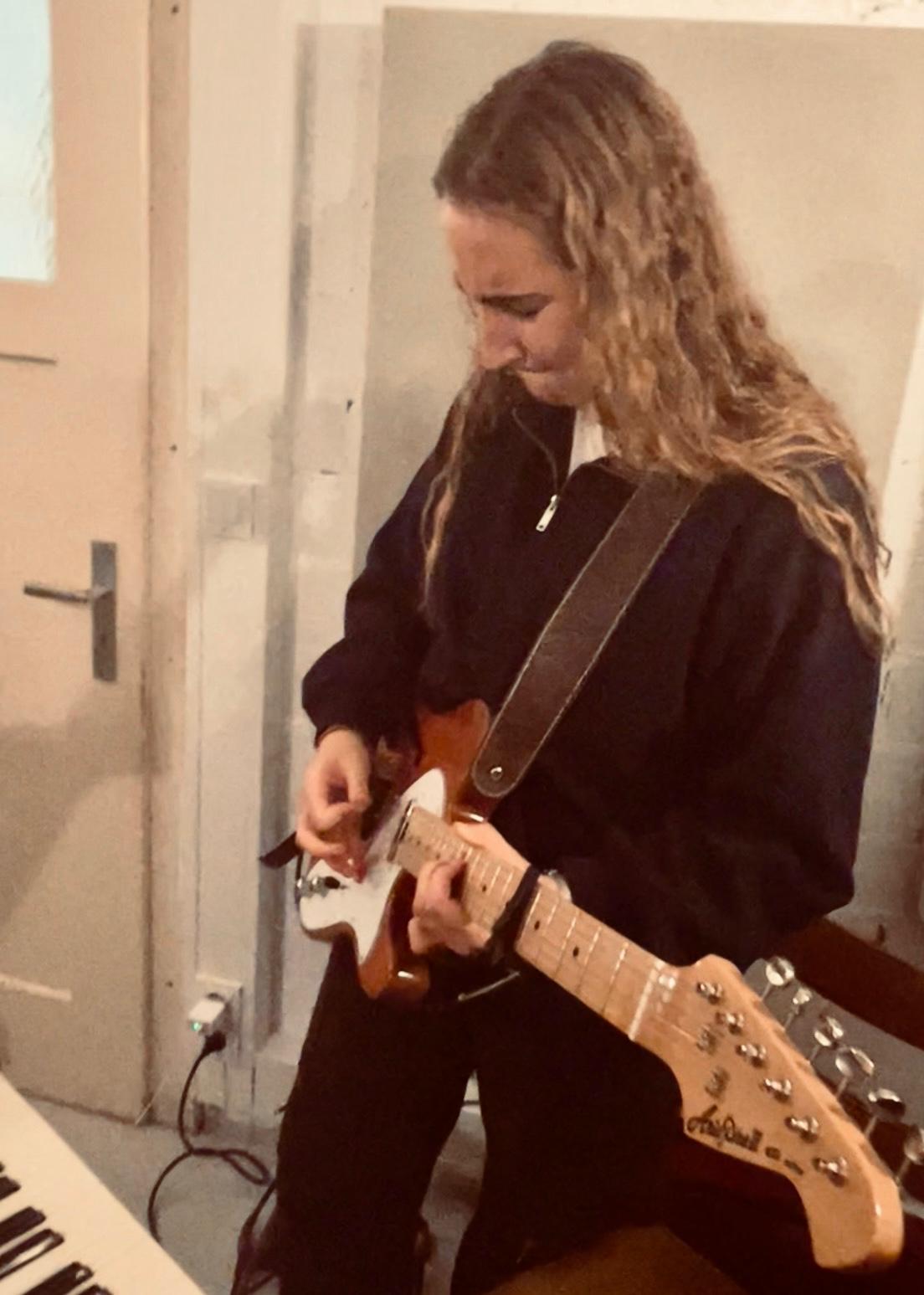 Lina - Piano / Guitarist